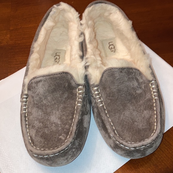 UGG Shoes - UGG SLIPPERS SHOES. WARM AND TOASTY. FUR LINED. SIZE 7.  NWOT